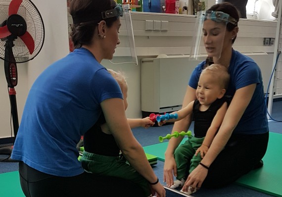 První Maxíkova rehabilitace po podání genové terapie