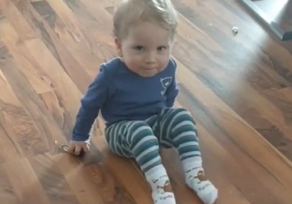 Po prvním intenzivním hiporehabilitačním pobytu a po 4 dávce Spinrazy, Maxík udělal první velký pokrok. Začal se posouvat po zemi, po zadečku.