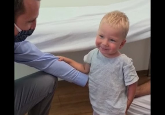 Maxík díky ortézkám poprvé zkusil, jaké to je stát na svých nožičkách